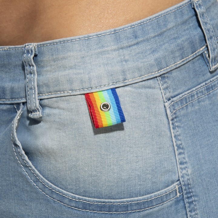 Addicted Kurze Jeans mit Regenbogenband AD991